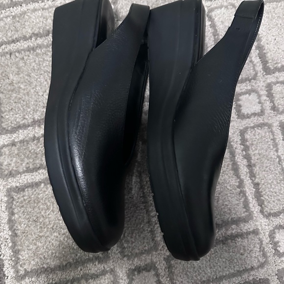 Naturalizer Women's Black Leather Mules with one call out. - Picture 4 of 8